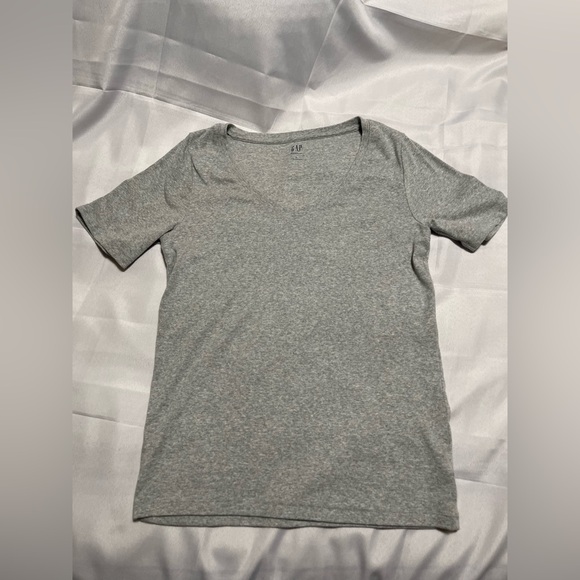 GAP Heather Gray V-Neck Tee - Picture 2 of 3